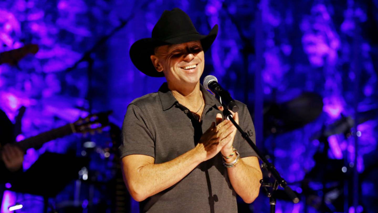 VIDEO: Kenny Chesney rings bell as New England Patriots “Keeper of