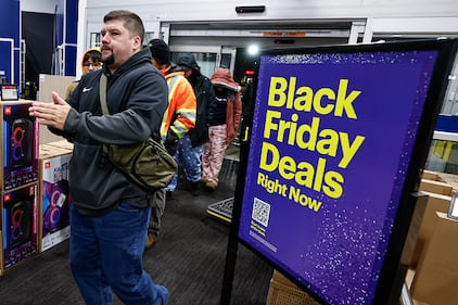 Shoppers line up to score Black Friday deals