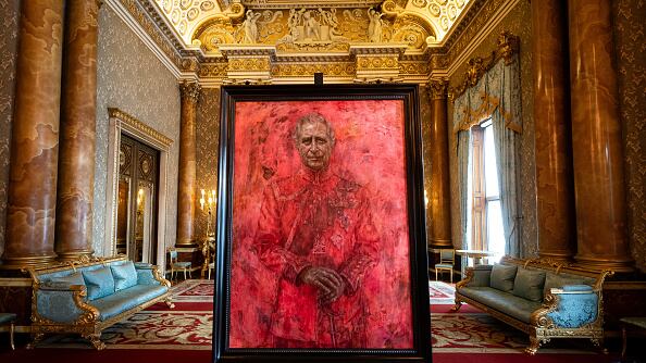 The last sitting took place in November 2023 at Clarence House. Yeo also worked from drawings and photographs he took, allowing him to work on the portrait in his London studio between sittings.